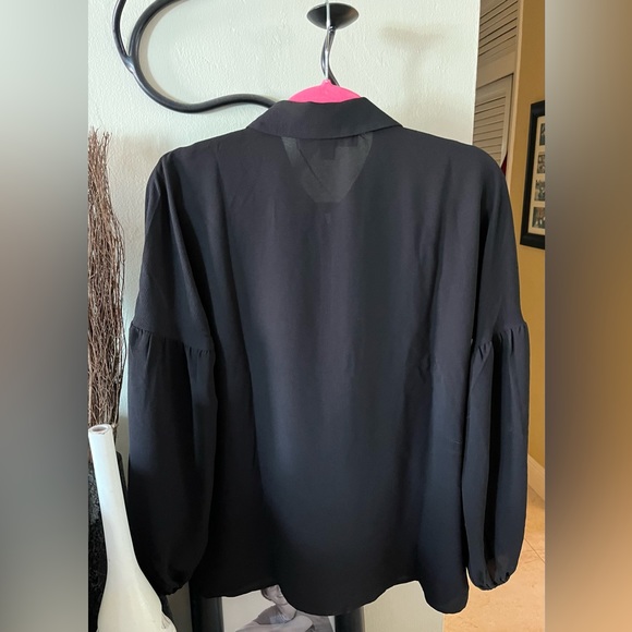 NWOT MICHAEL Michael Kors Black Collared Gold Zipper Blouse. Size Medium - Picture 7 of 9